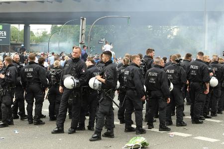 Ausschreitungen vor Zweitliga-Topspiel in Hamburg