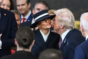 Amtseinführung von Donald Trump: Wenn der Hut das Küsschen verhindert