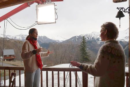 Regisseurin Justine Trient erklärt Hauptdarstellerin Sandra Hüller eine Szene