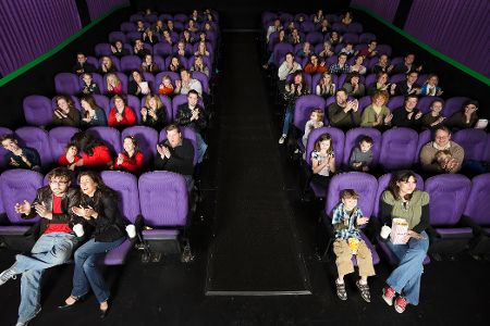 Vollbesetztes, kleines Kino