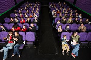 Vollbesetztes, kleines Kino