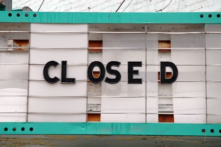 Schild mit dem Wort Closed