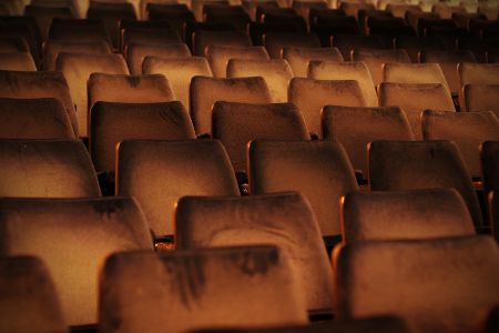 Alte Kinosessel mit Flecken