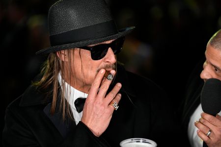 Kid Rock mit Zigarre