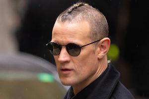 Matt Smith kommt mit Flechtfrisur zur Mailänder Fashion Week