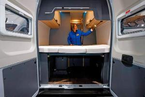 Heckbett, Frau, Heckansicht, Heckklappen offen