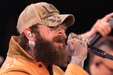 Post Malone sorgte kürzlich für ein kleines Weihnachtswunder. Der Rapper besuchte über die Feiertage eine Kneipe in Houston und gab der Kellnerin dort ein üppiges Trinkgeld: Renee Brown, eine alleiner ...