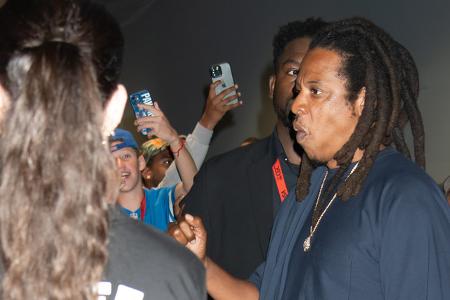 Wenn Jay-Z es krachen lässt, fließt der Champagner in Strömen. Einmal soll er in einer Bar in Miami 50.000 Dollar fürs Personal hinterlegt haben — wie hoch die Rechnung war, ist nicht bekannt. Wenn ma ...