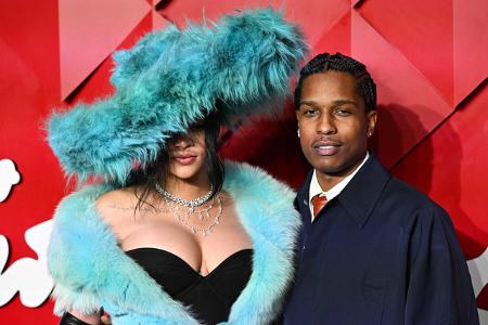 Mit solchen Summen wirft Rihanna nicht unbedingt um sich, aber bei einer Rechnung von 80 Dollar hat sie schon mehrfach 100 bis 200 Dollar draufgelegt. Mehr noch: Als das Personal in einem New Yorker R ...