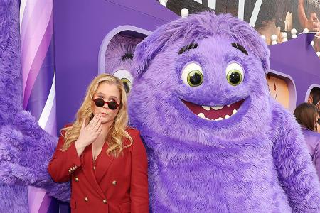 Amy Schumer bestellte nach einem Theaterbesuch am Broadway in einer Bar Drinks im Wert von 77 Dollar. Das Personal fiel fast in Ohnmacht, als sie 1.000 Dollar Trinkgeld gab, doch Amy beruhigte sie: 