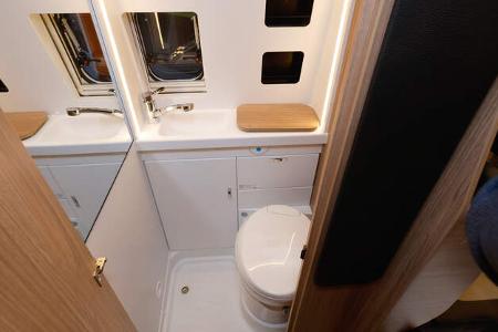 Carabus Edition Fire (2025) Messe CMT Badezimmer mit Waschtisch und Toilette