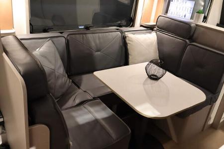 Bürstner Averso 560 TK (2025) Sitzgruppe