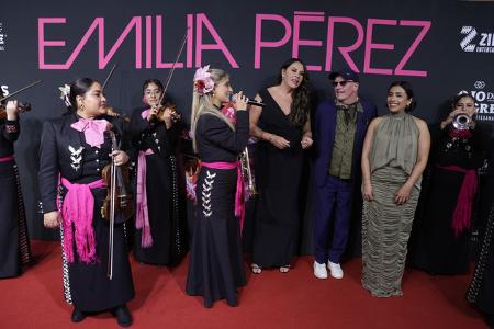 Alle wollen 'Emilia Pérez' — der Musical-Thriller über einen mexikanischen Drogenbaron, der sich einer Geschlechtsanpassung unterzieht und sich als Frau unter dem Namen Emilia Pérez ein neues Leben au ...