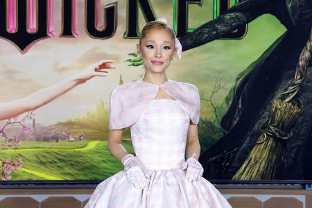 Bei den Nebendarstellerinnen stehen Ariana Grande (Foto —'Wicked'), Monica Barbaro ('A Complete Unknown'), Felicity Jones ('Der Brutalist'), Isabella Rossellini ('Konclave') und Zoe Saldaña ('Emilia Pérez') auf der Shortlist, während…