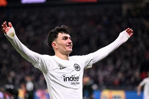 Traumtor Uzun als Dosenöffner: Frankfurt fast im Achtelfinale