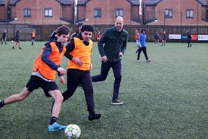 Prinz William spielt mit Teenagern Fußball