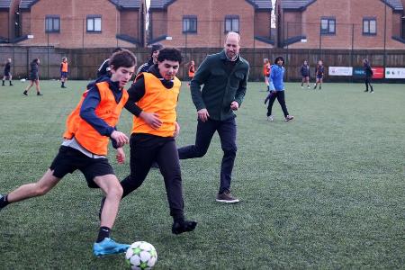 Prinz William spielt mit Teenagern Fußball