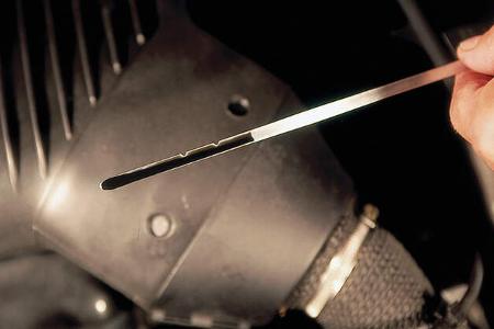 Motorölstand kontrollieren