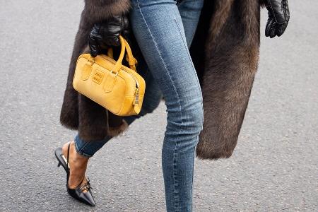 Großer Auftritt, schmale Tasche: So stylisch sind East-West Bags