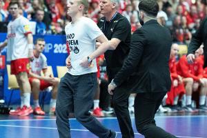 Dänischer Nationaltrainer Jacobsen führt Aktivisten vom Feld