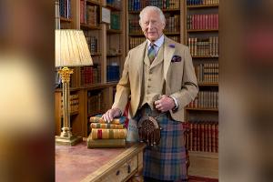 Palast teilt neues Porträt von König Charles III. im Schottenrock