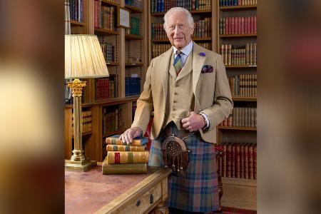 Palast teilt neues Porträt von König Charles III. im Schottenrock