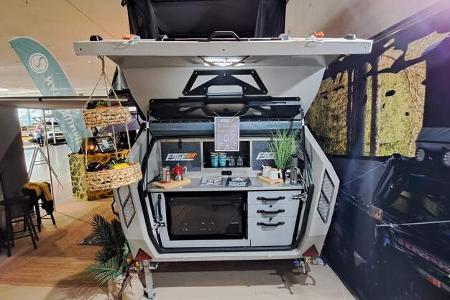 Edge Out (2025) Südafrikanischer Offroad-Wohnwagen Auszug links