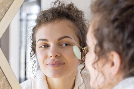 Können Gesichtsmassagen wirklich Falten reduzieren?