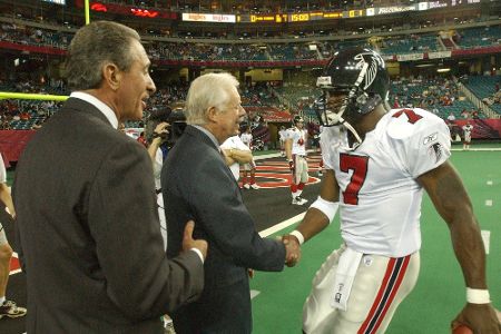 Jimmy Carter begrüßt Footballspieler