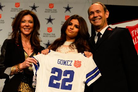 Selena Gomez bekommt Football-Trikot
