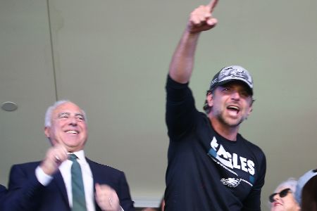 Bradley Cooper mit dem Besitzer der Eagles