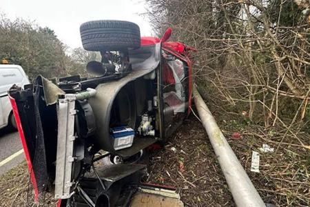 Dieser Ferrari F40 ist in Großbritannien gecrasht.