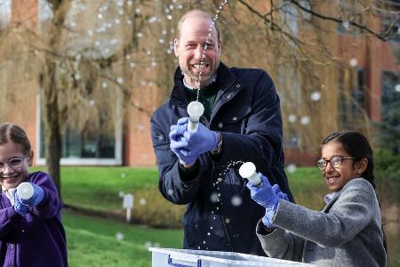 Prinz William macht Fotografen nass: 