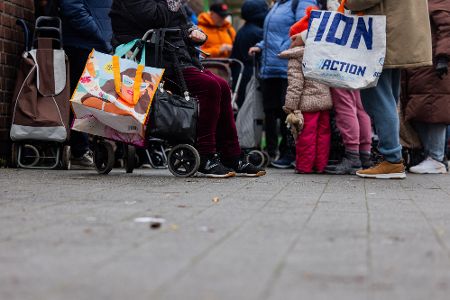 Menschen stehen Schlange