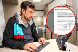 Man im Wohnmobil schaut auf sein Tablett. Screenshot von Gewichtsangaben-Pop-Up.