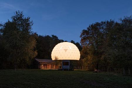 Esch 22 Space Station Kuppel bei Nacht aus der Ferne