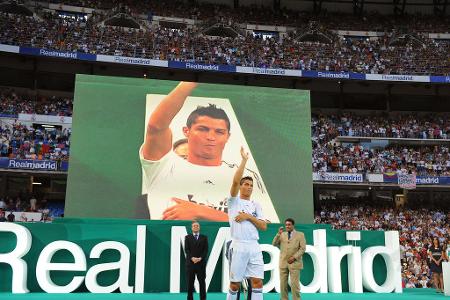 Galaktischer Einstand - 2009 greift Real Madrid tief in die Tasche und eist Ronaldo für 95 Millionen Euro von ManUnited los. Eine Investition, die schnell Früchte trägt: Der Mann aus Funchal legt einen Traumstart hin und trifft in den ersten vier Begegnungen für Real.