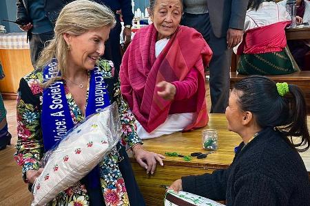 In Nepal: Herzogin Sophie nimmt Geschenk für König Charles in Empfang