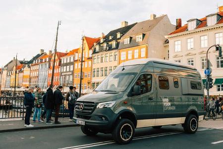 Vabo Vision Copenhagen auf der CMT 2025 Vagabond Vans vor bunten Haeusern
