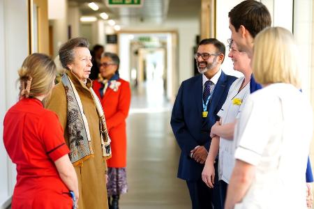 Prinzessin Anne besucht Klinik in Bristol, in der sie behandelt wurde