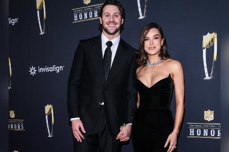 Josh Allen und Hailee Steinfeld feiern Red-Carpet-Debüt