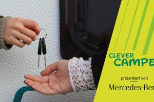 Schlüsselübergabe beim Mieten. Clever Campen Podcastcover.