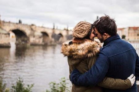 Ein paar vor einer Brücke in Prag