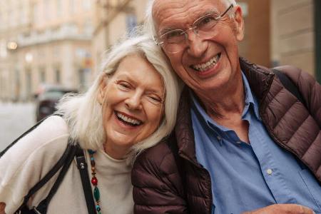 Valentinstag, Camping, Wochenendtrip, Lachendes Paar