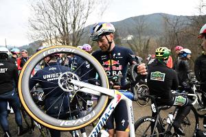 Autos auf der Strecke: Teams brechen Radrennen ab