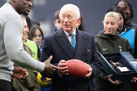 Royaler Touchdown: König Charles probiert sich am American Football