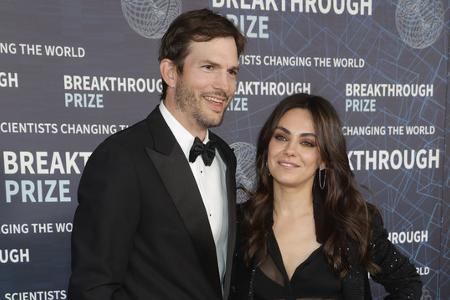 Ashton Kutcher ist glücklich verheiratet, doch das bedeutet keinesfalls, dass er zum Valentinstag für seine geliebte Mila Kunis groß auffährt. Dabei spielte er doch einst im Film 'Valentinstag' mit! S ...