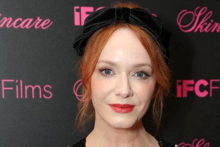 Christina Hendricks distanziert auch wenn sie in einer Beziehung ist lieber von dem Datum. 