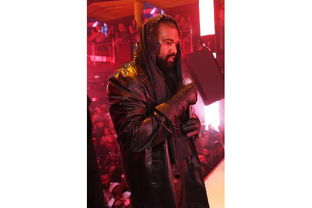 Eine Stunde nach Veröffentlichung der Berichte teilte West auf Instagram eine KI-generierte Definition des Wortes 