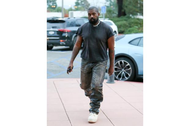 Seine Frau zeigt er gerne - und zwar so, wie es ihm gefällt. Nach ihrer Hochzeit waren die beiden in Venedig. Ein Paparazzi schoss eindeutige Aufnahmen, die zeigen, wie Bianca ihren Mann in einer Gond ...